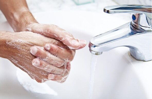Você deve lavar as mãos antes de preparar alimentos sem glúten para seu filho. 