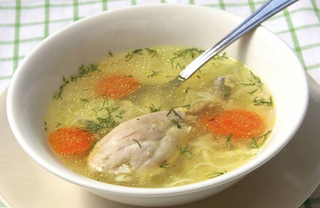 preparando sopa de legumes com frango para a dieta Dukan