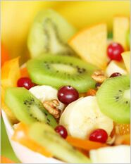 salada de frutas e frutas vermelhas em uma dieta para os preguiçosos