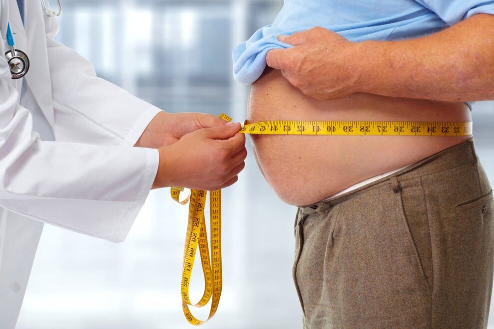 o médico mede a cintura do paciente em dieta